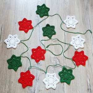 Wimpelkette mit Stern gehäkelt | Handgemachte Weihnachtsgirlande | Christbaumschmuck | Wand-Kamin-hängendes Dekor