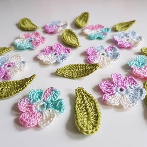 Petites appliques de fleurs au crochet, lot de 10 fleurs au crochet avec 10 feuilles, fleurs en coton faites à la main pour le scrapbooking et la fabrication de cartes