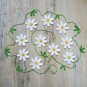 Ghirlanda di fiori all'uncinetto con margherite/Stamina di fiori bianchi