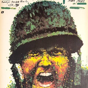 Op de afbeelding: Een vintage filmposter voor de film PLUTON met een soldaat in een camouflagehelm met een schreeuwende uitdrukking. Het kunstwerk gebruikt getextureerde groene, gele en zwarte verfstreken. De tekst bevat 3 Oscary '87, Oliver Stone en namen van de cast.