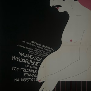 Może przedstawiać: Zabytkowy polski plakat filmowy do filmu Największe wydarzenie od czasu gdy człowiek stanął na księżycu, przedstawiający stylizowaną ilustrację osoby bez koszuli z wąsami, ciemnymi włosami i czerwonymi paznokciami na czarno-różowym tle.