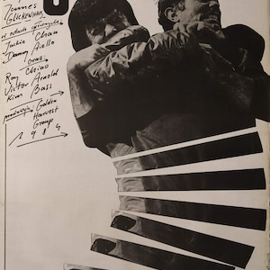 Może przedstawiać: Czarno-biały plakat filmowy do filmu Protector z 1984 roku. Plakat przedstawia kontrastową ilustrację dwóch walczących postaci, z dolną częścią obrazu pociętą na ukośne paski. Na plakacie znajduje się tekst z tytułem i nazwiskami twórców.