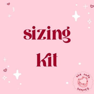 Op de afbeelding: Een roze achtergrond met de woorden "sizing Kit" in bordeauxrood. De afbeelding heeft witte ster- en hartkrabbels. Het logo van The Cafe Beauty staat in de rechter benedenhoek.