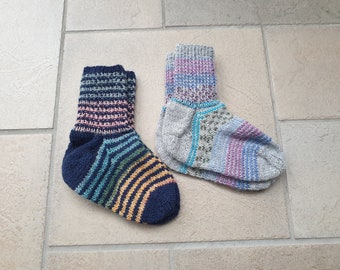 Handgestrickte bunte Kindersocken - Größe 26/27 - 17 cm - Sockenwolle - Handgefertigt- Blau bunte  + Grau bunte Ringelsocken