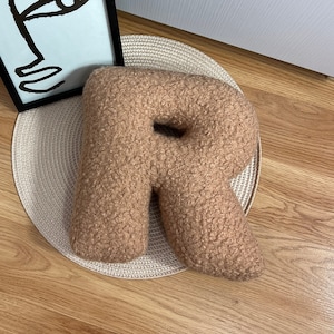 Braunes Buchstabenkissen aus Bouclé, Buchstabenkissen, Anfangsbuchstabe, Monogramm dekorativ, Weihnachtsdeko, Großes Boucle-Alphabet