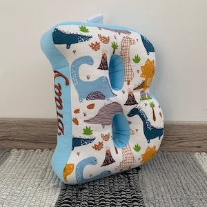Dinosaurio personalizado, letras iniciales de almohada, almohada del alfabeto, monograma, decoración de sala de juegos, regalo de dinosaurio personalizado para habitación de niño