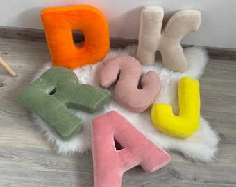 Dekoratives dekoratives Kissen aus Velours in Buchstabenform, Housewarming Geschenk, personalisiertes Kissen Monogramm benutzerdefinierter Buchstabe, Alphabetkissen