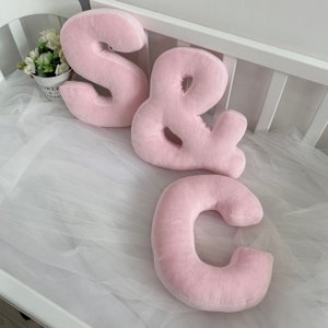 Almohada decorativa de terciopelo rosa con forma de letra, regalo de inauguración de la casa, almohada personalizada con monograma decorativo con letra personalizada, regalo del Día de la Madre