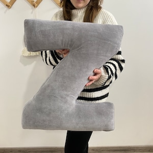 Almohada con letras grises, regalo de Navidad, regalo de inauguración de la casa, almohada personalizada con monograma, letra decorativa personalizada, almohada con alfabeto