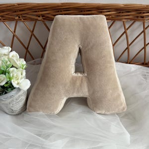 Decoración de almohada con letras beige, decoración de dormitorio, decoración de sofá, almohada personalizada, monograma decorativo, letra personalizada, almohada con forma de alfabeto