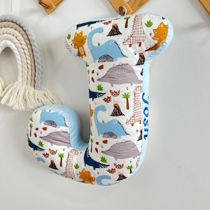 Dinosaurio personalizado, letras iniciales de almohada, almohada del alfabeto, monograma azul, decoración de sala de juegos, regalo de dinosaurio personalizado para habitación de niño, regalo de dinosaurio