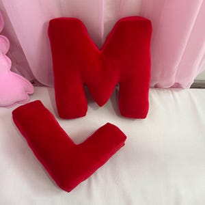 Decoración de almohada con letras rojas, decoración de dormitorio, decoración de sofá, almohada personalizada, monograma decorativo, letra personalizada, almohada con forma de alfabeto