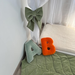 Decoración de almohada con letras de oliva, decoración de dormitorio, decoración de sofá, almohada personalizada, monograma decorativo, letra personalizada, almohada con forma de alfabeto