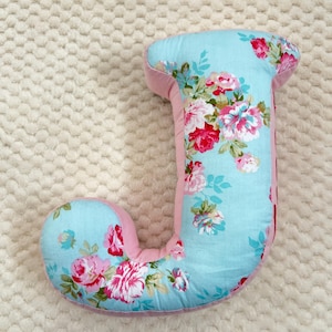 Almohada personalizada con flores, letras iniciales, almohada con letras, decoración de habitación de niña, almohada con alfabeto, rosa rosa, regalo personalizado para sala de juegos.