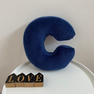 Almohada decorativa de terciopelo azul marino con forma de letra, regalo de inauguración de la casa, almohada personalizada con monograma de letra personalizada, almohada con alfabeto