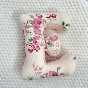 Almohada personalizada con flores, almohada con letras iniciales, habitación infantil de niña, almohada con alfabeto, rosa polvoriento, decoración de sala de juegos, regalo personalizado para habitación.