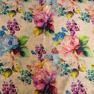 Peut inclure: Tissu floral avec un motif répété de grandes pivoines roses, violettes et bleues, entrecoupées de plus petits groupes de fleurs violettes et turquoise. Des feuilles vertes et un fond crème complètent le motif.