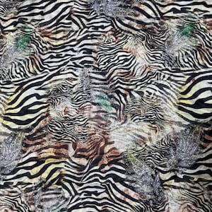 Peut inclure: Tissu abstrait avec un motif de rayures de zèbre en noir et blanc. Le tissu a un motif cachemire brun et vert superposé sur les rayures de zèbre.