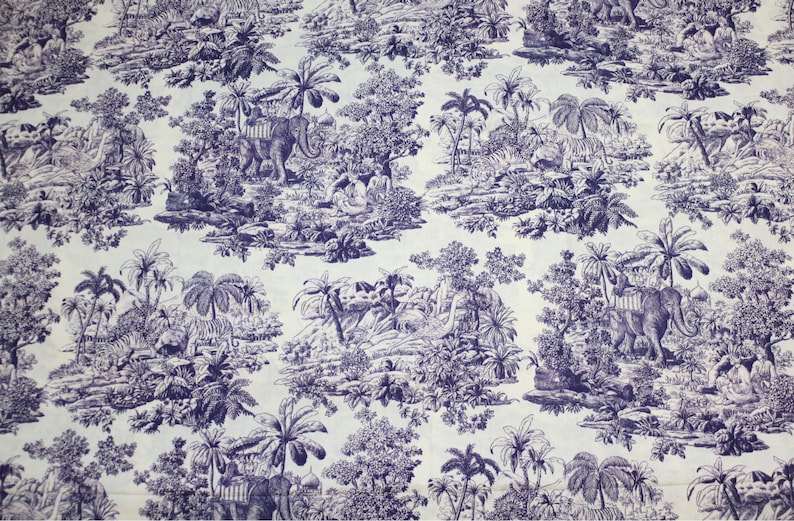 Puede incluir: Una tela con un patr&oacute;n repetido de una escena de la jungla en azul marino sobre un fondo crema. El dise&ntilde;o presenta elefantes, palmeras y otro follaje tropical. El tema general es de estilo toile de Jouy.