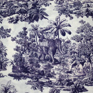 Puede incluir: Tela azul y blanca con dise&ntilde;o toile de Jouy que representa un elefante con personas, palmeras y otra vegetaci&oacute;n tropical. El patr&oacute;n incluye elementos arquitect&oacute;nicos y figuras en una escena detallada y repetitiva.