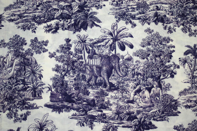 Puede incluir: Tela azul y blanca con dise&ntilde;o toile de Jouy que representa un elefante con personas, palmeras y otra vegetaci&oacute;n tropical. El patr&oacute;n incluye elementos arquitect&oacute;nicos y figuras en una escena detallada y repetitiva.
