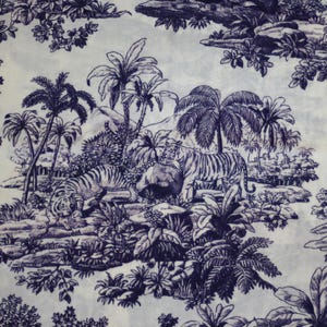 Puede incluir: Tela azul marino y blanca con un dise&ntilde;o toile de Jouy. El patr&oacute;n muestra una escena de la jungla con tigres, palmeras y vegetaci&oacute;n exuberante. El estilo de ilustraci&oacute;n recuerda a los textiles franceses cl&aacute;sicos.