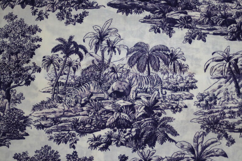 Puede incluir: Tela azul marino y blanca con un dise&ntilde;o toile de Jouy. El patr&oacute;n muestra una escena de la jungla con tigres, palmeras y vegetaci&oacute;n exuberante. El estilo de ilustraci&oacute;n recuerda a los textiles franceses cl&aacute;sicos.