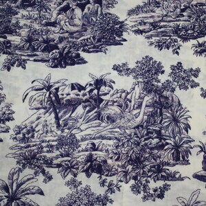 Puede incluir: Tela con un patr&oacute;n de toile de Jouy repetido en azul marino sobre un fondo crema. El dise&ntilde;o representa una escena de jungla con palmeras, animales y figuras. El estilo de ilustraci&oacute;n detallado crea una est&eacute;tica cl&aacute;sica y decorativa.