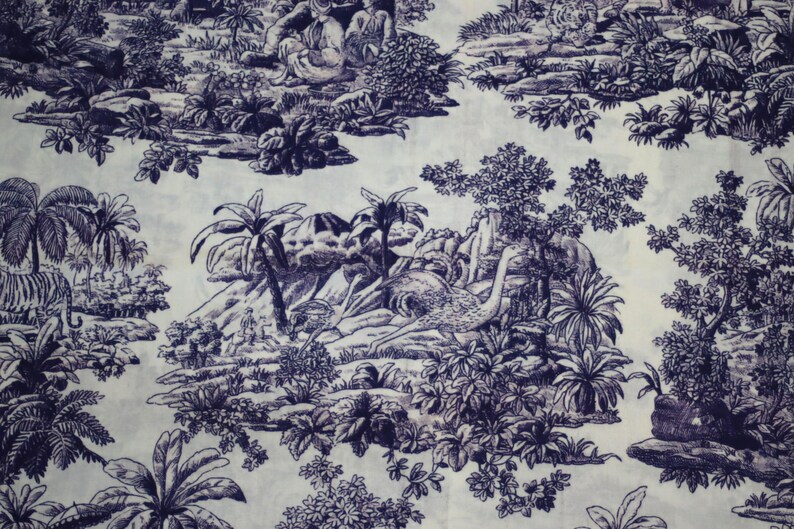 Puede incluir: Tela con un patr&oacute;n de toile de Jouy repetido en azul marino sobre un fondo crema. El dise&ntilde;o representa una escena de jungla con palmeras, animales y figuras. El estilo de ilustraci&oacute;n detallado crea una est&eacute;tica cl&aacute;sica y decorativa.