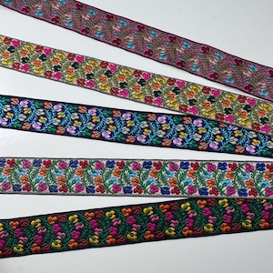 Geborduurde rand met kleine bloemen
