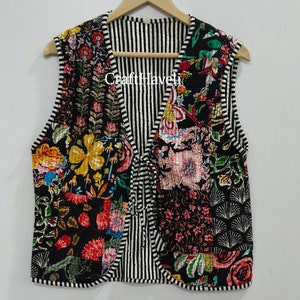 Peut inclure: Un gilet sans manches noir avec un imprimé floral et une doublure rayée blanche et noire. Le gilet a une fermeture à nouer au cou.