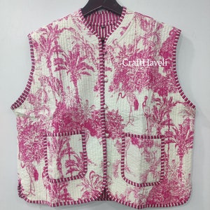 Puede incluir: Un chaleco acolchado blanco con estampado floral rosa y cuello a rayas. El chaleco tiene dos bolsillos y botones en la parte delantera. El texto "CraftHaveli" está impreso en el lado derecho del chaleco.