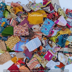 Può includere: Una collezione di sacchetti di stoffa colorati con cordoncini. I sacchetti sono realizzati con una varietà di tessuti, tra cui seta, cotone e velluto. Sono tutti di dimensioni e forme diverse, e alcuni hanno ricami intricati.