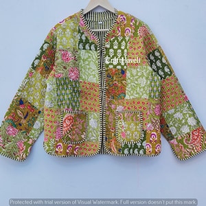 Pode incluir: Um casaco acolchoado de manga comprida com um design de patchwork que apresenta vários padrões florais e paisley em tons de verde-azeitona, rosa e branco. O casaco tem um decote redondo, dois bolsos frontais e um fecho de colchetes.