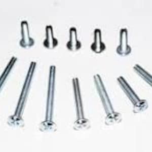 Könnte beinhalten: Ein Satz mit 10 silberfarbenen Schrauben mit flachen Köpfen und Kreuzschlitz. Die Schrauben sind in zwei Reihen angeordnet, wobei die kürzeren Schrauben in der vorderen Reihe und die längeren Schrauben in der hinteren Reihe liegen.