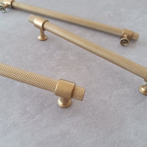 Matt Gold Moderne Rändelgriffe, Einzigartige Gerändelte T-Bar Griffe aus Massivem Messing, Küchenschrank Knäufe, Gold Schubladengriffe, Kleiderschrank Knäufe