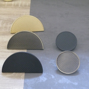 Può includere: Quattro pomelli per armadi, due sono a forma di semicerchio e due sono rotondi. I pomelli semicircolari sono dorati e neri, e i pomelli rotondi sono neri e argentati.