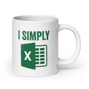 Könnte beinhalten: Eine weiße Kaffeetasse mit einer grünen und weißen Grafik des Microsoft Excel-Logos und dem Text "I simply" darauf.