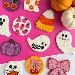 Può includere: Una collezione di 11 ornamenti in feltro fatti a mano con temi di Halloween e autunnali. Gli ornamenti hanno la forma di fantasmi, zucche, mais dolce e fiocchi. Gli ornamenti sono decorati con vari colori, tra cui bianco, arancione, viola, rosa e giallo.