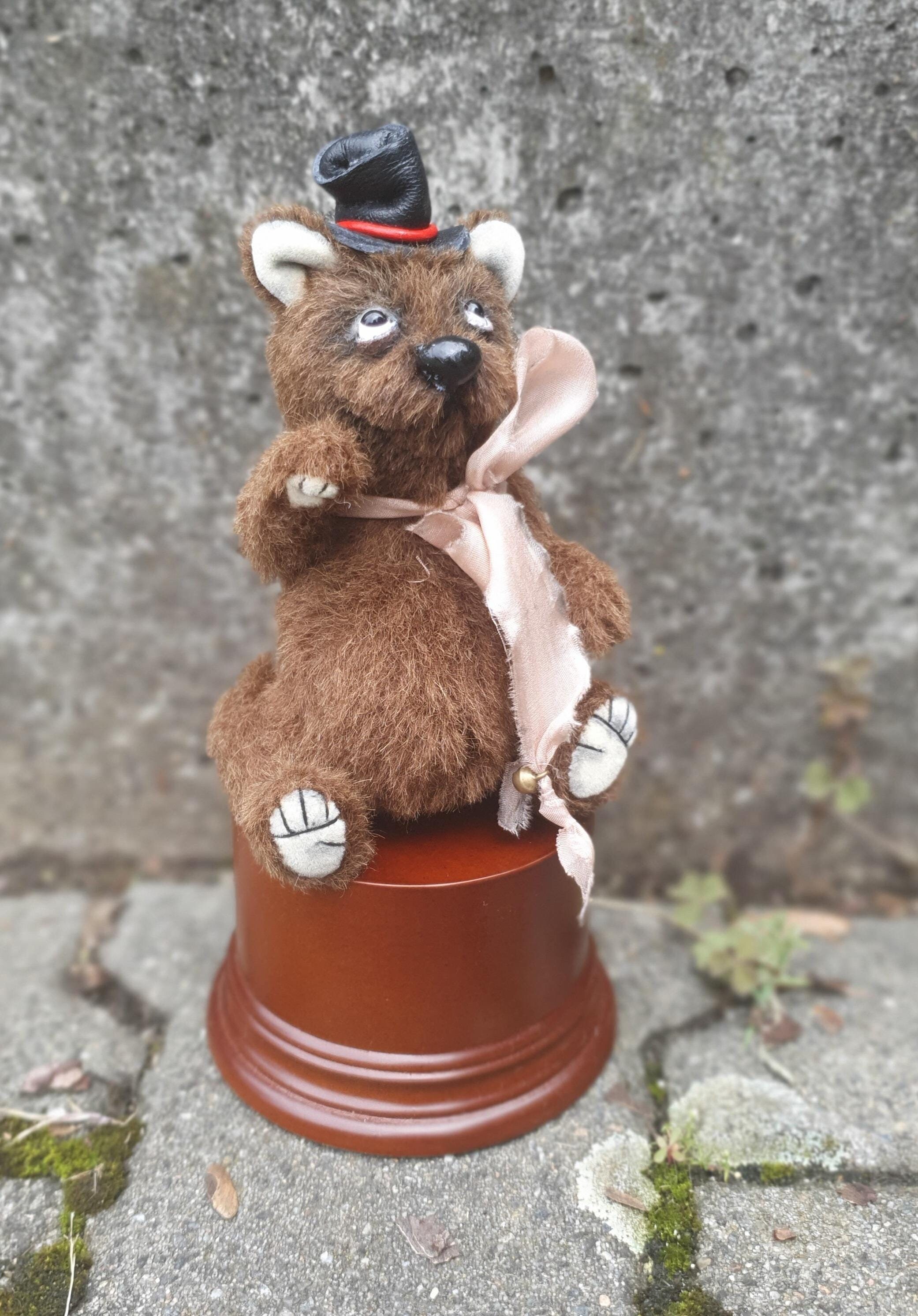 Urso de pelúcia de alpaca feito à mão: membros móveis, olhos de vidro, 4,7 polegadas