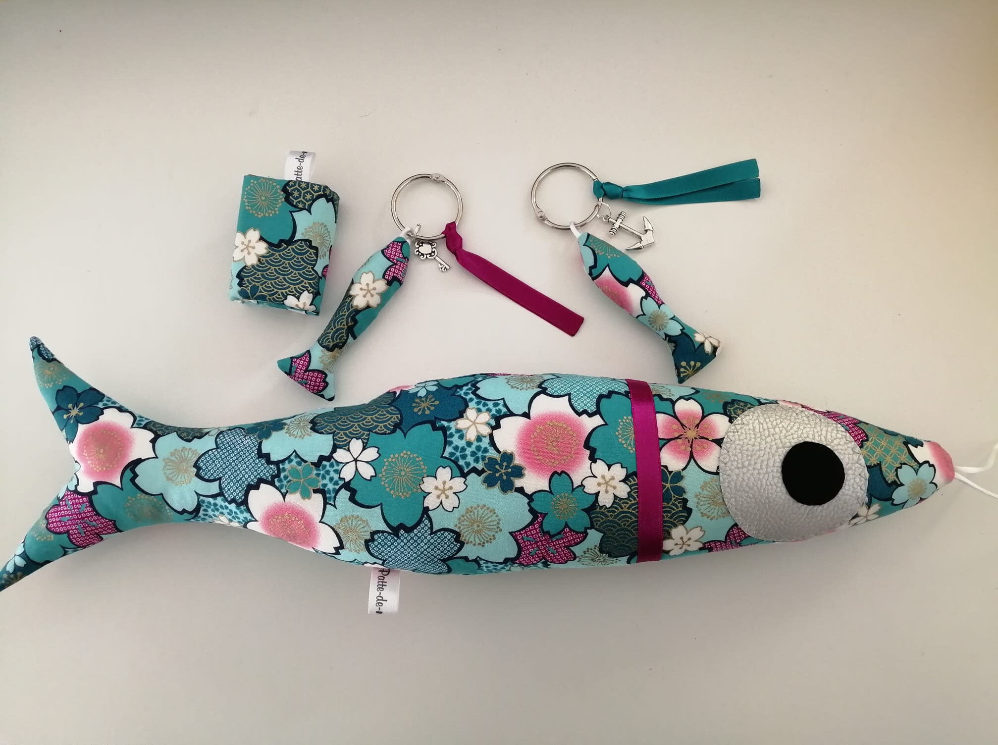 Décoration Grande Sardine en Tissu Japonais Bleu Turquoise Rose 44 cm
