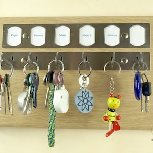 Wall mounted key board for family | customisable with names, photos, icons | includes: 6 key holders to be used as shopping trolley token