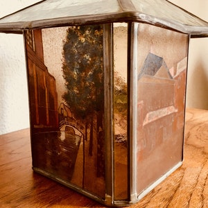 PEÇA ÚNICA. Luminária pendente antiga e preciosa, feita à mão, em vidro pintado. Luminária artesanal. Luminária pendente em vidro pintado. Primeira metade do século XX.