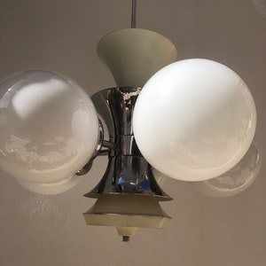Spectacular space age lamp from the 60s, chrome and white, with glass globes.