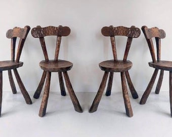 4 primitive brutalistische Stühle aus gehämmerter Eiche. Vintage-Stühle aus der Mitte des Jahrhunderts aus den 50er Jahren. Stuhl aus massivem Holz. Rustikale Wabi Sabi Esszimmerstühle