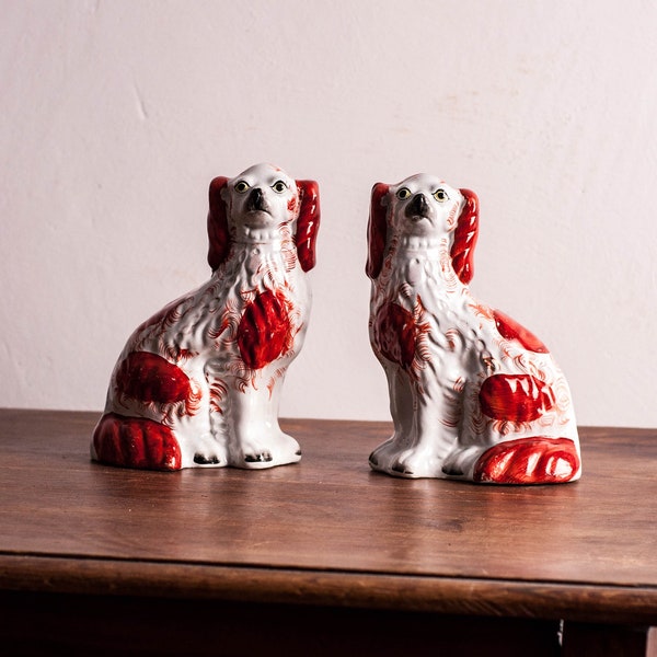 Coppia di figurine di cani Staffordshire / cani King Charles spaniel in ceramica / antichi cani Staffordshire color ruggine