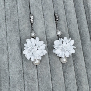 Bloemenoorbellen, bloemenpareloorbellen, bloemen bruidsoorbellen, parel en bloemenoorbellen bruids, bruids bloemenoorbellen, boho bruidoorbellen