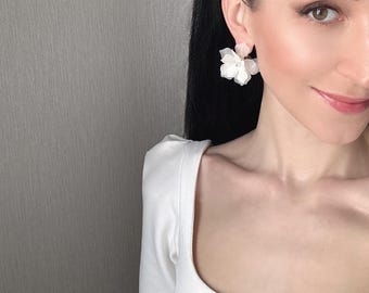 Witte stekers, matte witte bloemoorbellen, kleine bloemenoorbellen, matwitte stekers, ivoorkleurige en witte stekers, minimalistische oorbellen