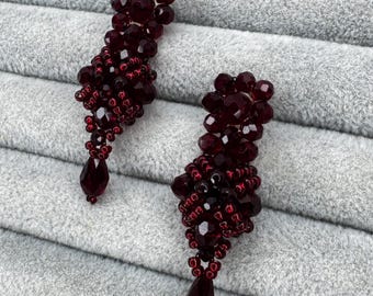 Rote, burgunderfarbene Diamantohrringe mit Quasten | Elegante Statement-Ohrringe für den Abend | Glänzende, dunkelrote, lange Perlenohrringe