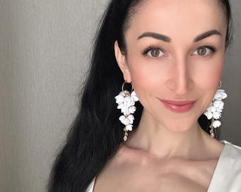Flower Earrings Dangle/ White Cascade Earrings/ Long Earrings / Cluster drop earring / Bridal jewelry / Statement Earrings
